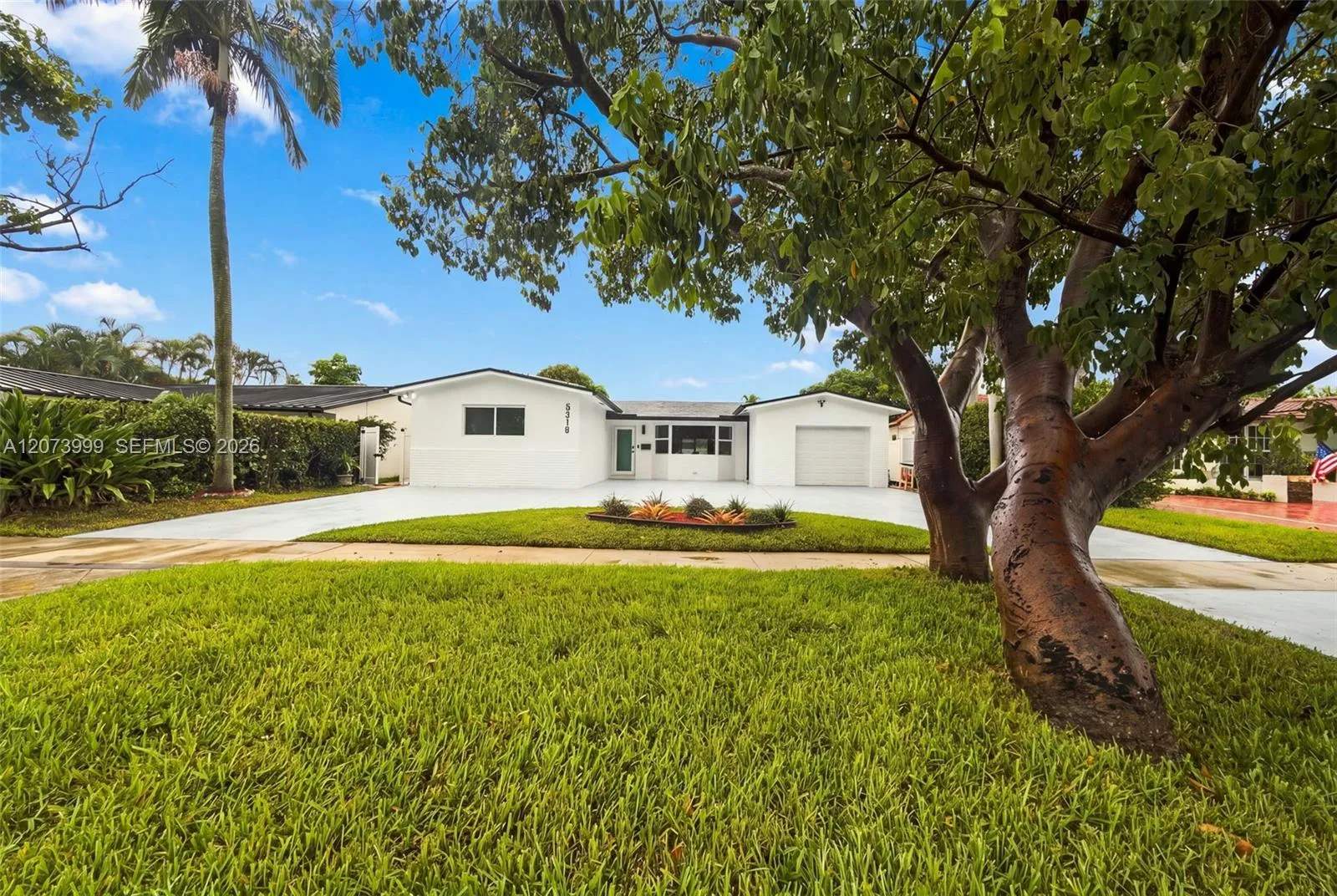Foto de propiedad en 5518 Mckinley Street, Hollywood, FL 33021 Hollywood con MLS# 