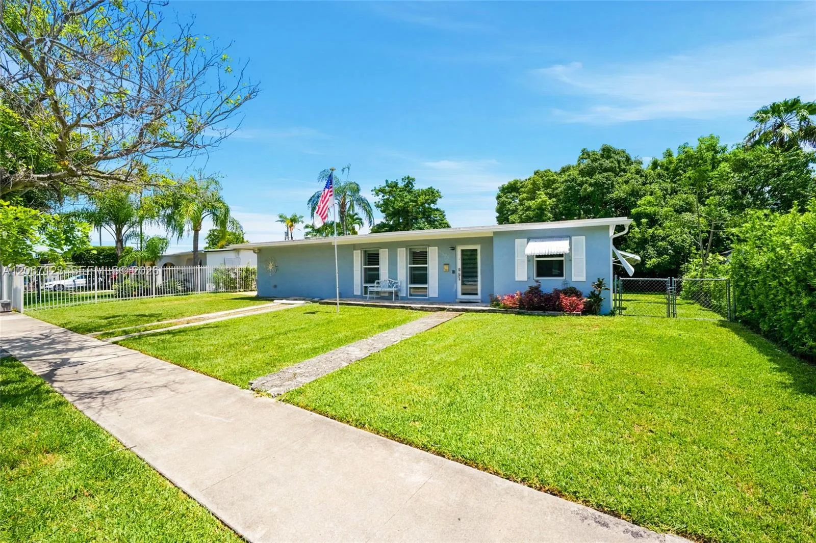Foto de propiedad en 5525 SW 112th Avenue, Miami, FL 33165 Miami con MLS# 