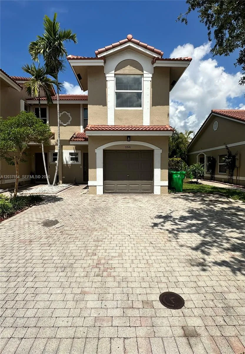 Foto de propiedad en 5541 NW 90th Terrace, Sunrise, FL 33351 Sunrise con MLS# 