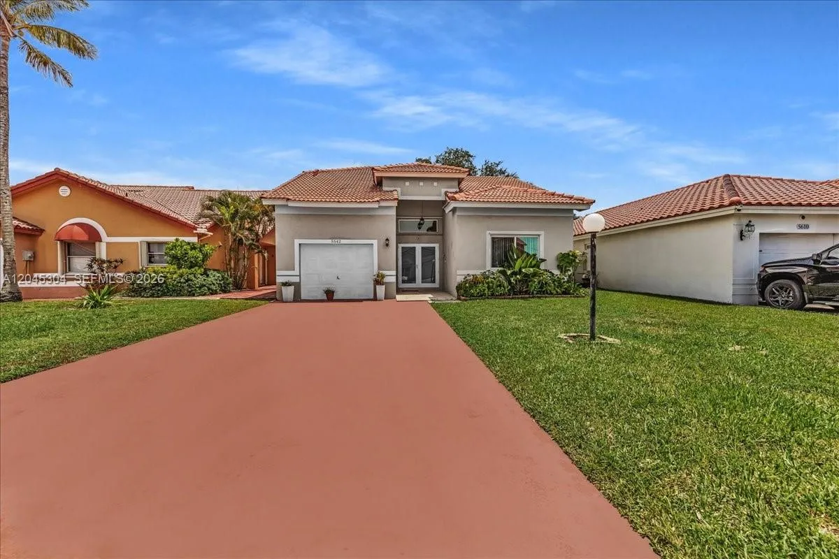 Foto de propiedad en 5542 NW 190th Lane, Miami Gardens, FL 33055 Miami Gardens con MLS# 