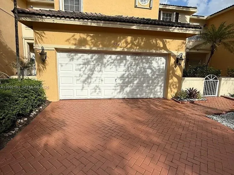 Foto de propiedad en 5543 NW 112th Place -, Doral, FL 33178 Doral con MLS# 