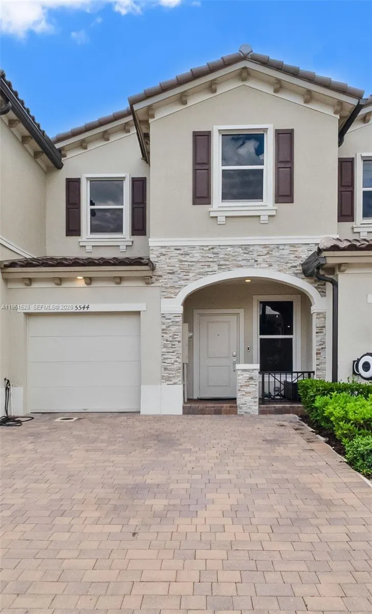 Foto de propiedad en 5544 NW 27th Place, Lauderhill, FL 33313 Lauderhill con MLS# 