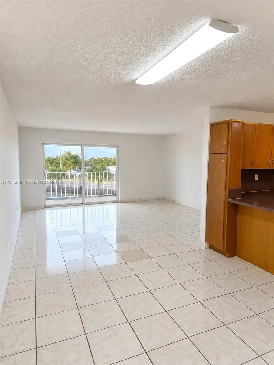 Foto de propiedad en 555 NE 123rd Street 215-D, North Miami, FL 33161 North Miami con MLS# 