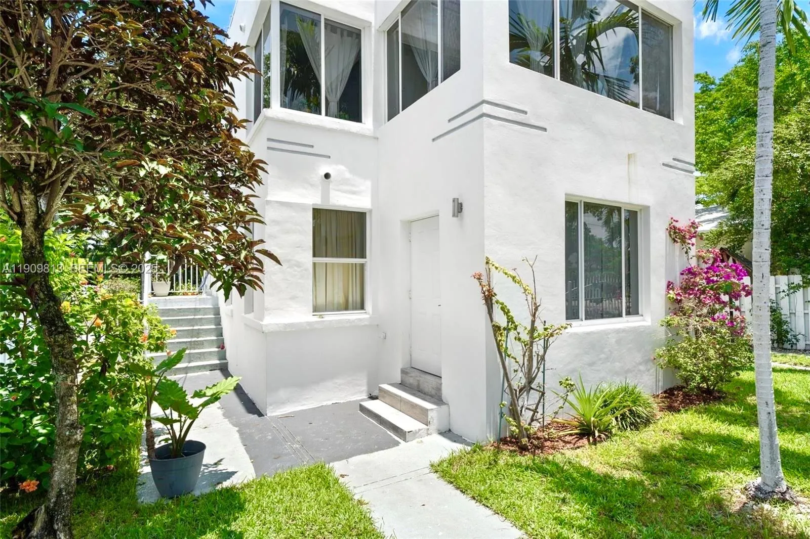 Foto de propiedad en 555 NE 70th Street, Miami, FL 33138 Miami con MLS# 