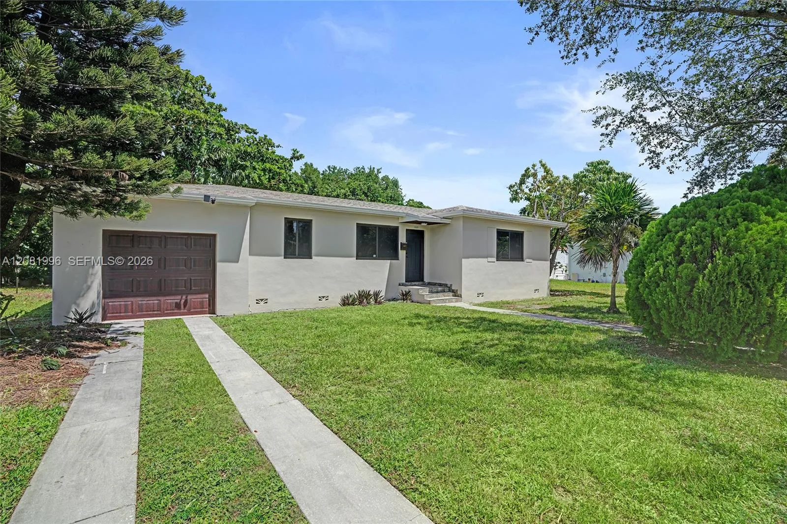 Foto de propiedad en 555 NW 124th Street, North Miami, FL 33168 North Miami con MLS# 