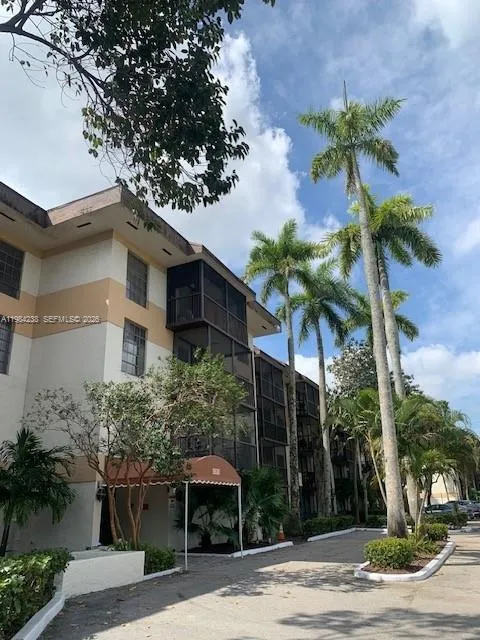 Foto de propiedad en 5550 NW 44th Street 404B, Lauderhill, FL 33319 Lauderhill con MLS# 