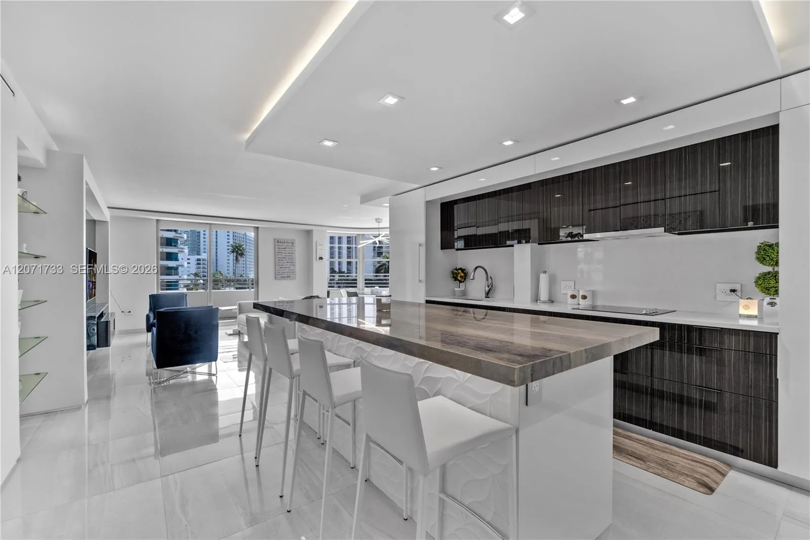 Foto de propiedad en 5555 Collins Avenue 5A, Miami Beach, FL 33140 Miami Beach con MLS#