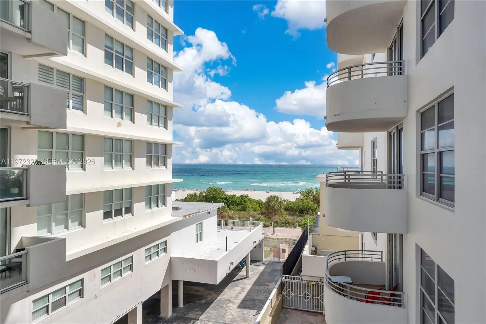 Foto de propiedad en 5555 Collins Avenue 5B, Miami Beach, FL 33140 Miami Beach con MLS# 