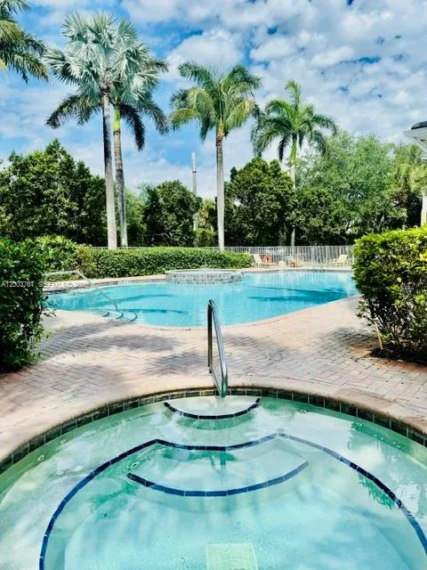 Foto de propiedad en 556 NW 39th Circle, Boca Raton, FL 33431 Boca Raton con MLS# 