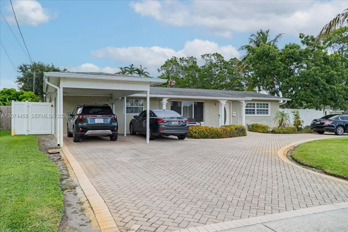 Foto de propiedad en 5561 SW 13th Street, Plantation, FL 33317 Plantation con MLS# 
