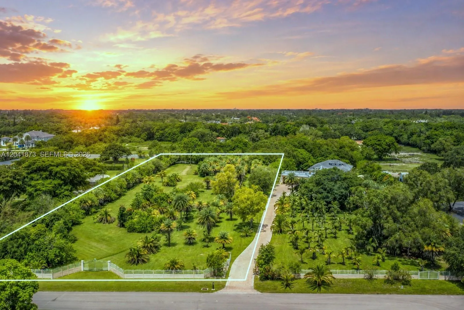 Foto de propiedad en 5567 SW 136th Avenue, Southwest Ranches, FL 33330 Southwest Ranches con MLS# 