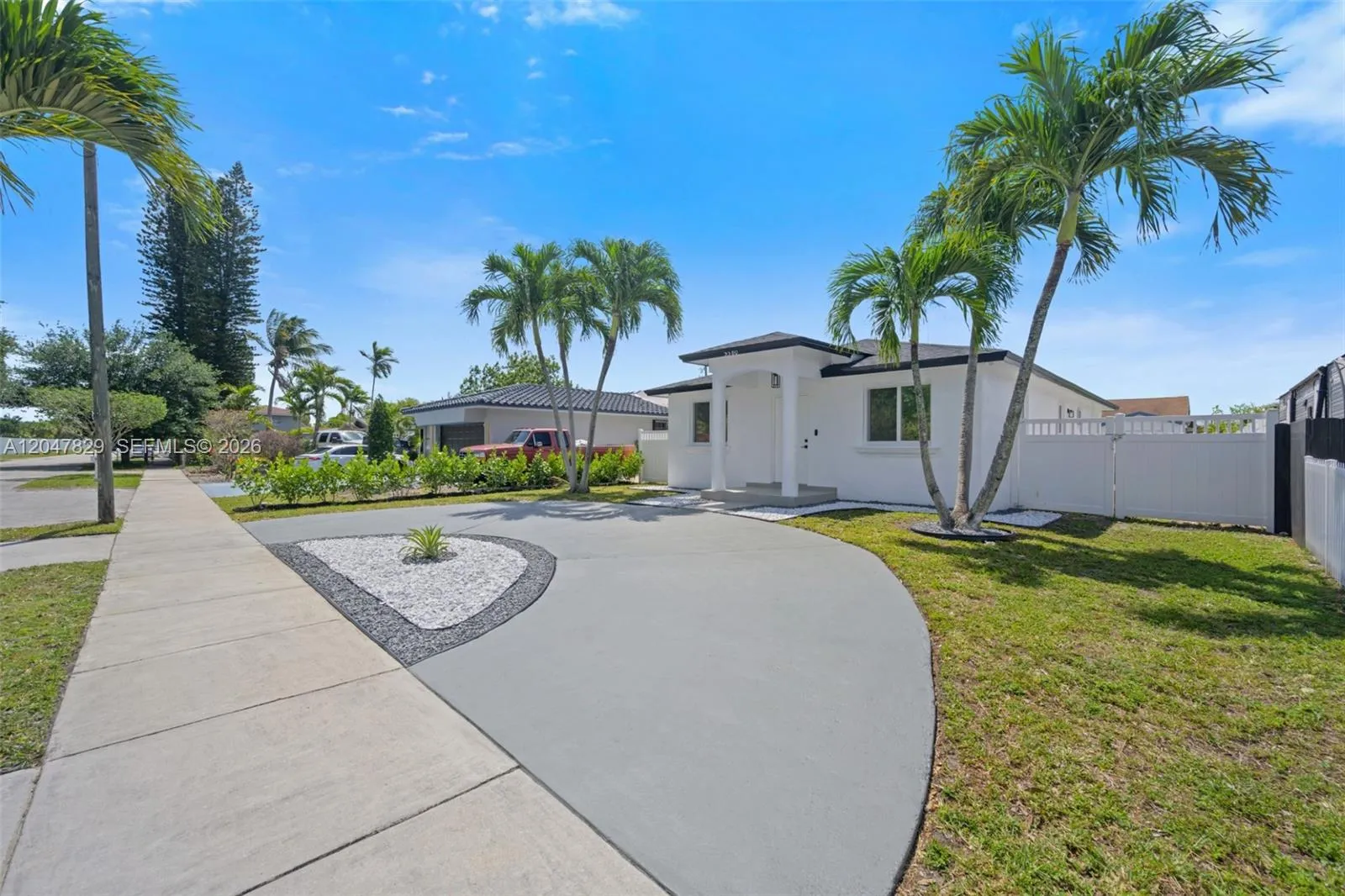 Foto de propiedad en 5580 Plunkett Street, Hollywood, FL 33021 Hollywood con MLS# 