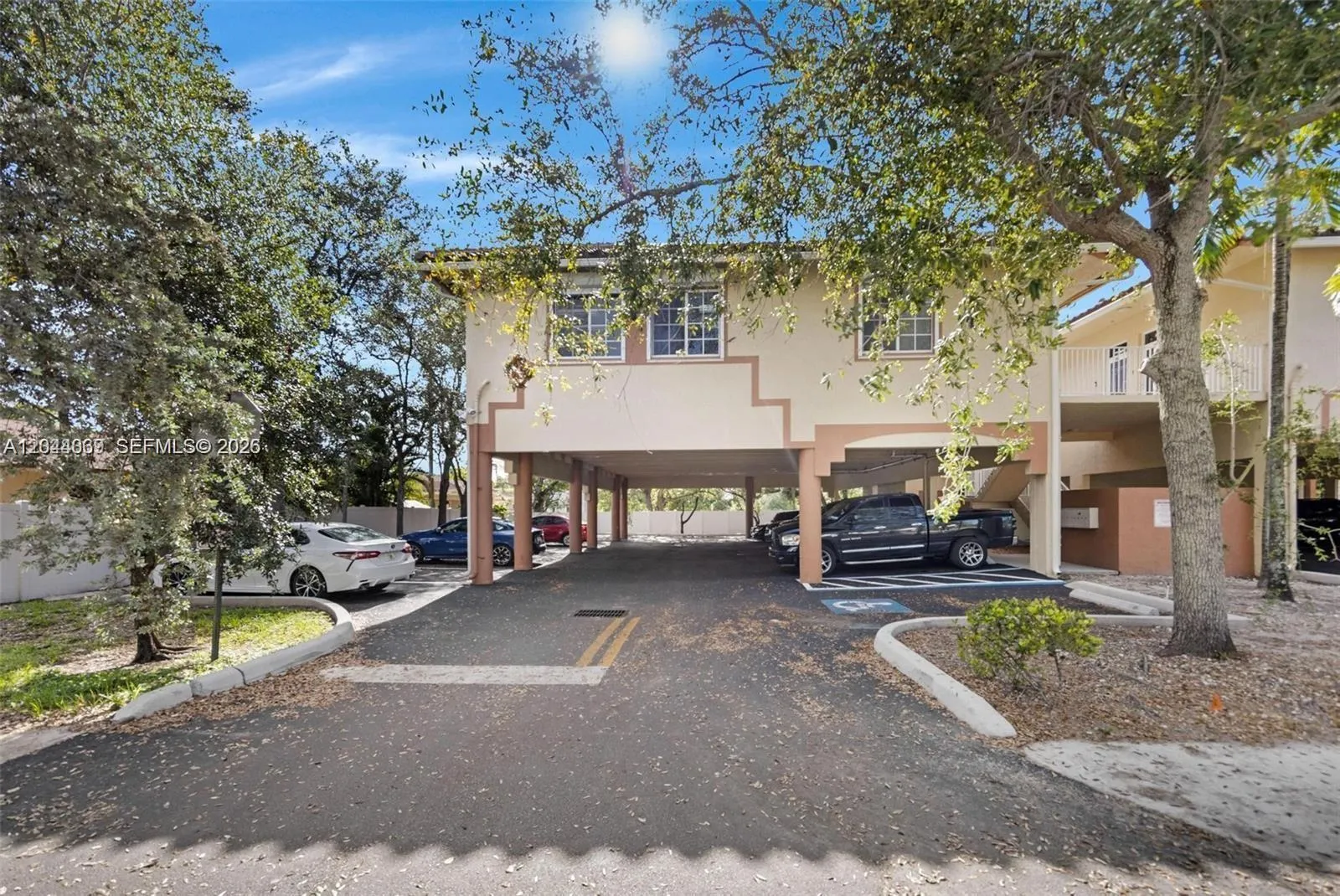 Foto de propiedad en 5595 Orange Drive 101, Davie, FL 33314 Davie con MLS# 