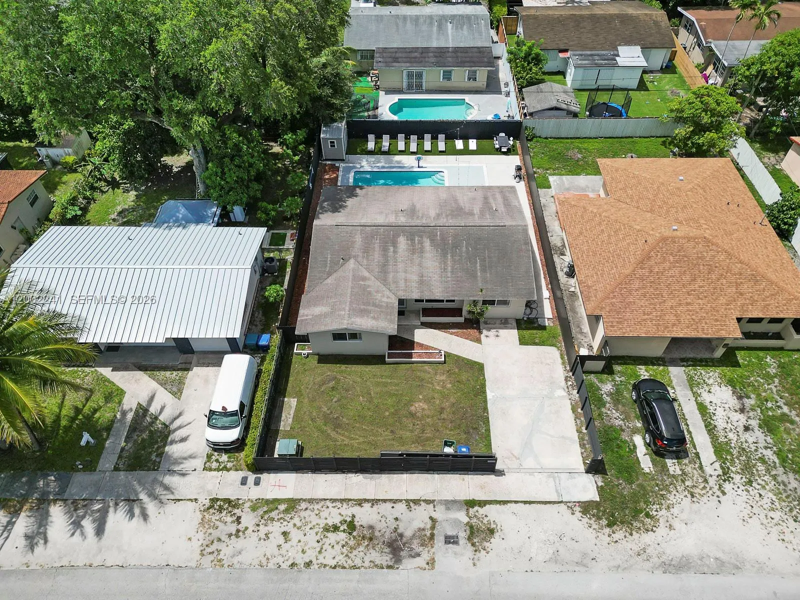Foto de propiedad en 560 NE 161st Street, Miami, FL 33162 Miami con MLS# 