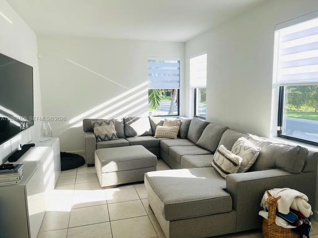 Foto de propiedad en 560 NE 206th Lane, Miami, FL 33179 Miami con MLS# 