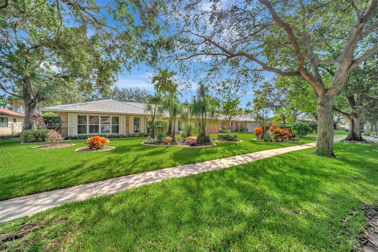 Foto de propiedad en 560 W Tropical Way, Plantation, FL 33317 Plantation con MLS# 