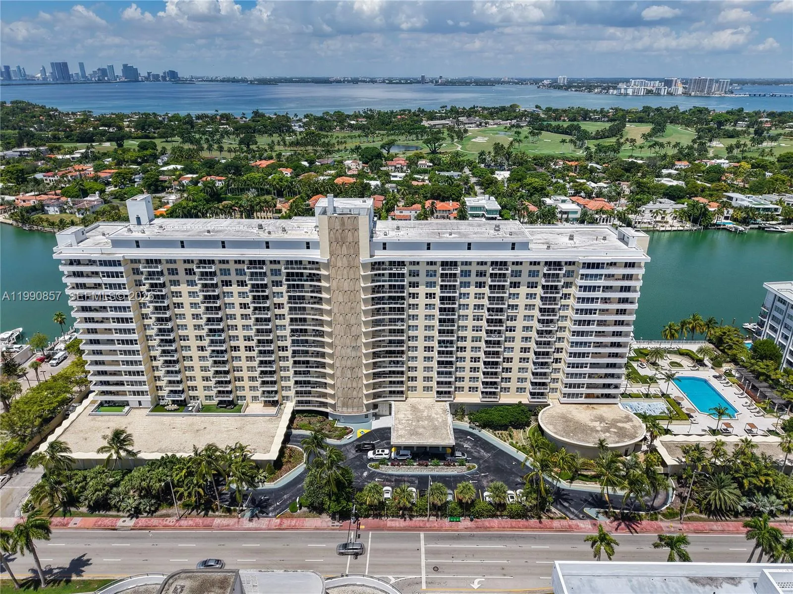 Foto de propiedad en 5600 Collins Avenue 14K, Miami Beach, FL 33140 Miami Beach con MLS# 
