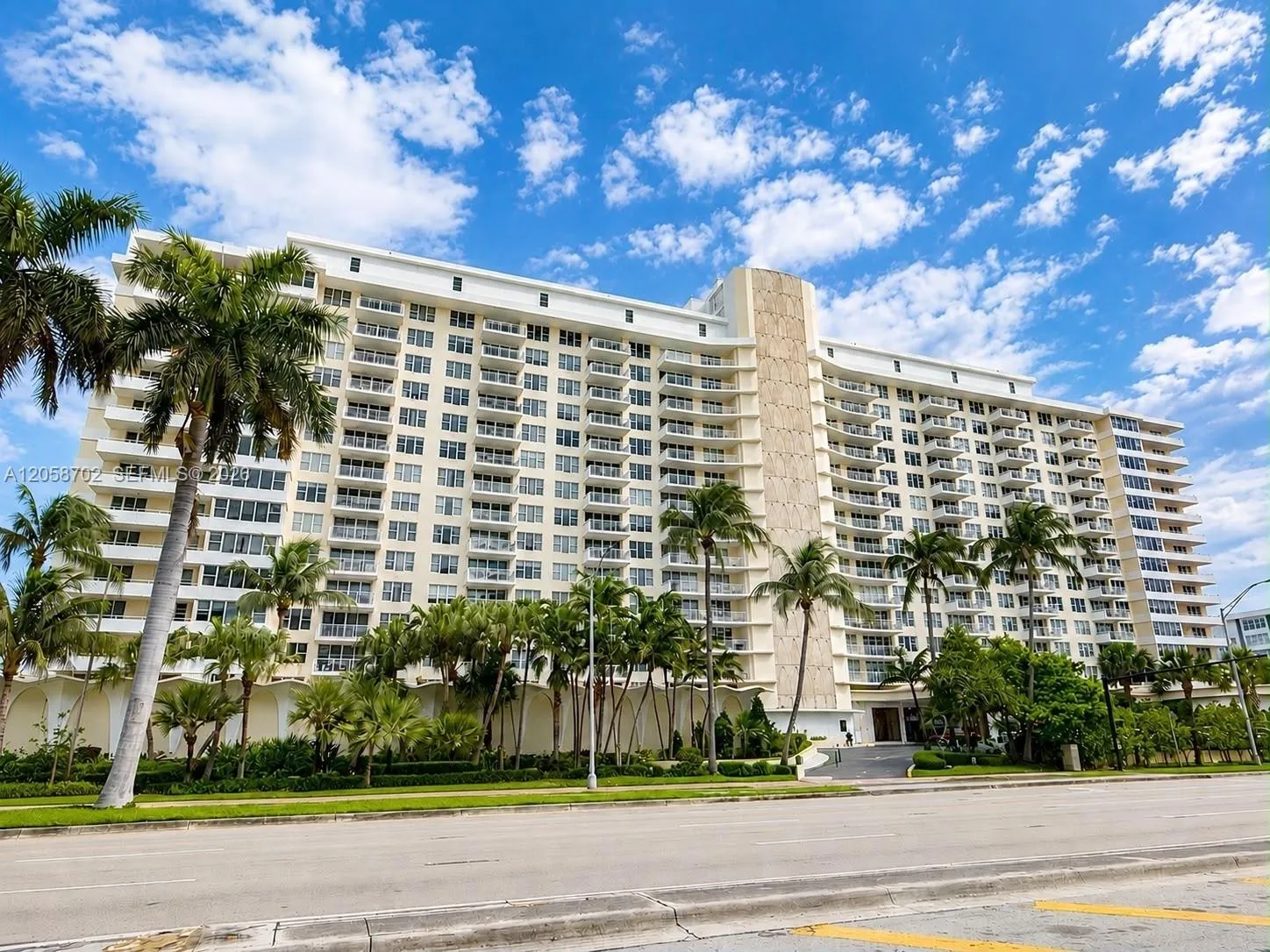 Foto de propiedad en 5600 Collins Avenue 17U, Miami Beach, FL 33140 Miami Beach con MLS# 
