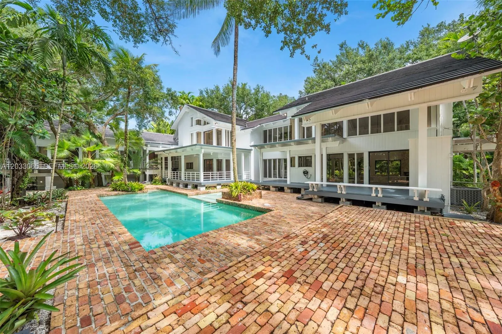 Foto de propiedad en 5600 Oakwood Lane, Coral Gables, FL 33156 Coral Gables con MLS# 