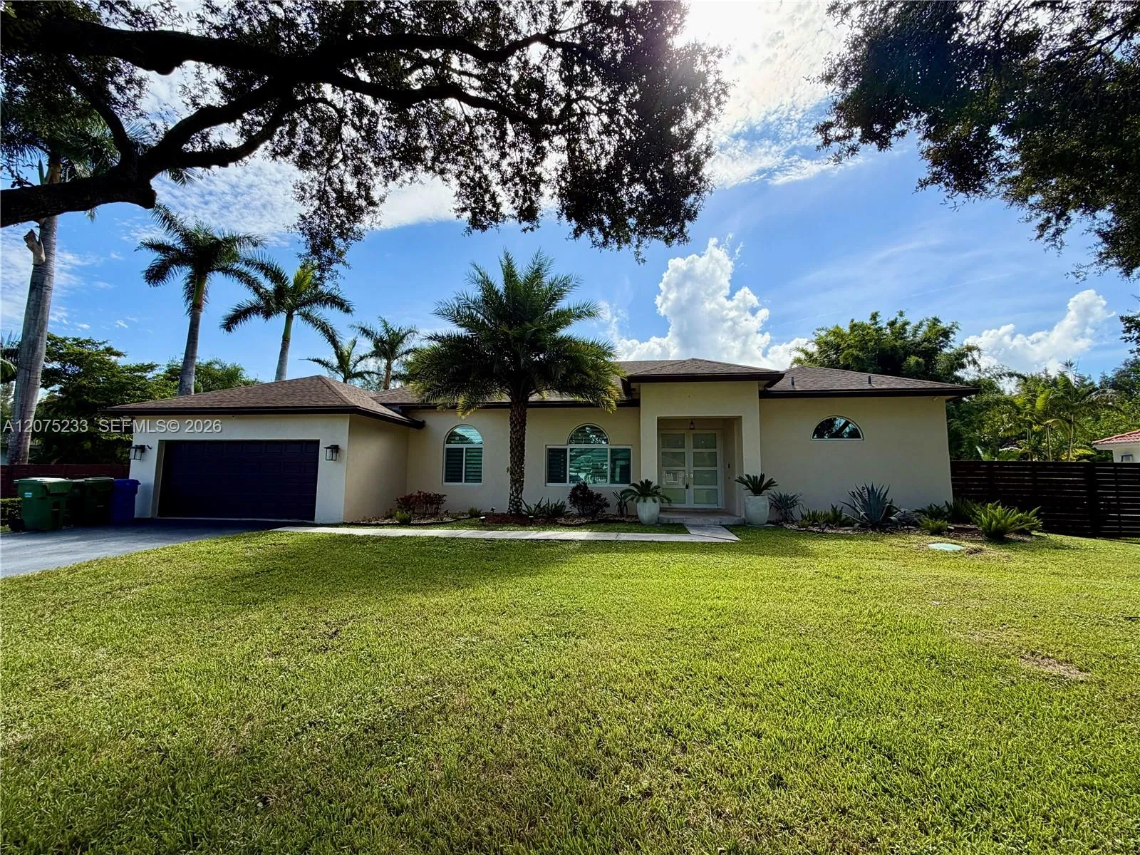 Foto de propiedad en 5600 SW 199th Avenue, Pembroke Pines, FL 33332 Pembroke Pines con MLS# 