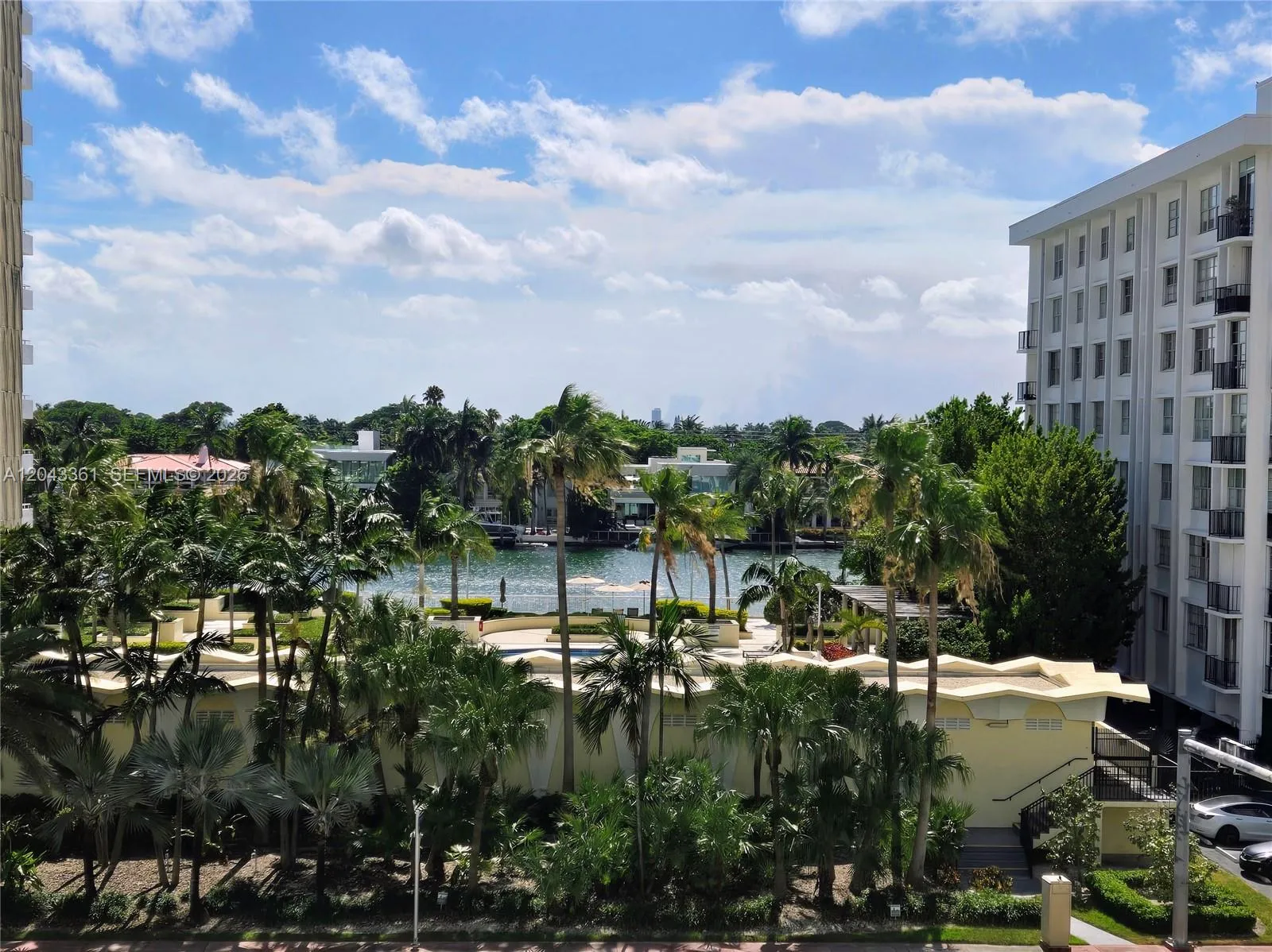 Foto de propiedad en 5601 Collins Avenue 520, Miami Beach, FL 33140 Miami Beach con MLS# 