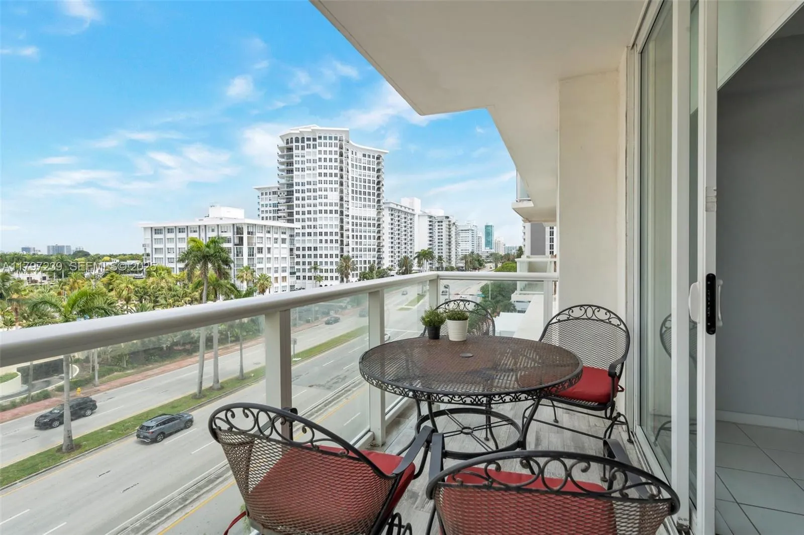 Foto de propiedad en 5601 Collins Avenue 615, Miami Beach, FL 33140 Miami Beach con MLS# 