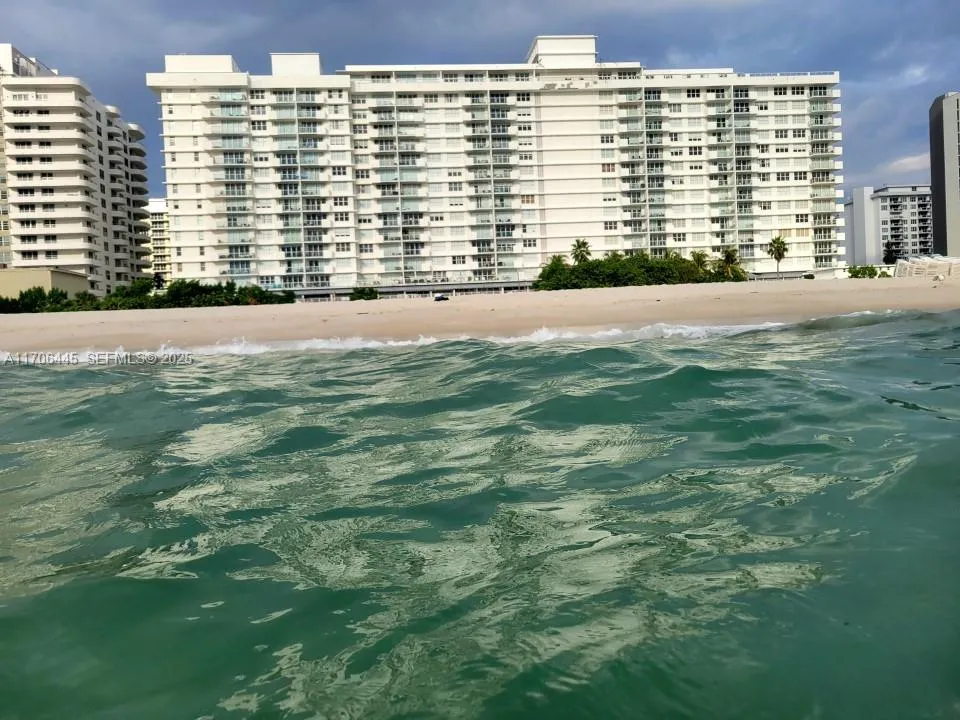 Foto de propiedad en 5601 Collins Avenue PH-9, Miami Beach, FL 33140 Miami Beach con MLS# 