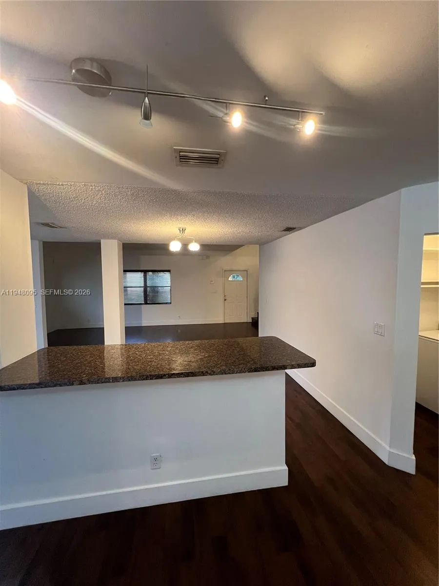 Foto de propiedad en 561 Racquet Club Road 21, Weston, FL 33326 Weston con MLS# 