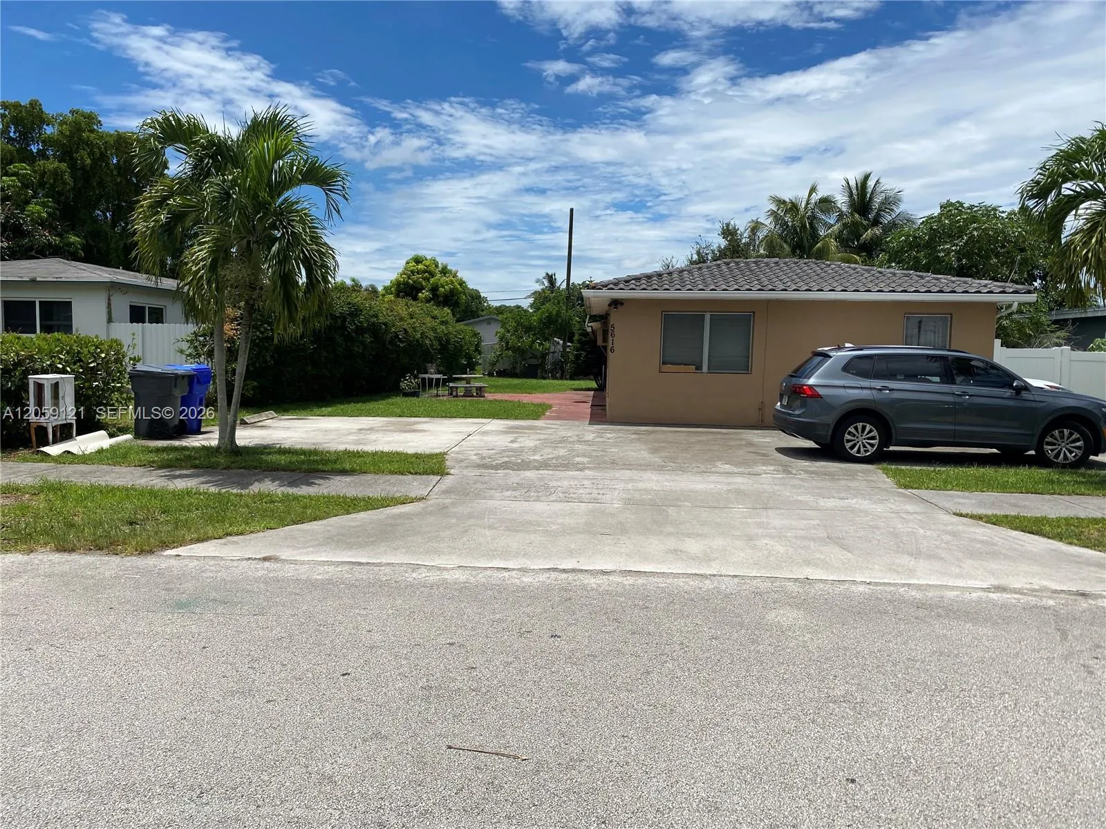 Foto de propiedad en 5616 Arthur Street South, Hollywood, FL 33021 Hollywood con MLS# 