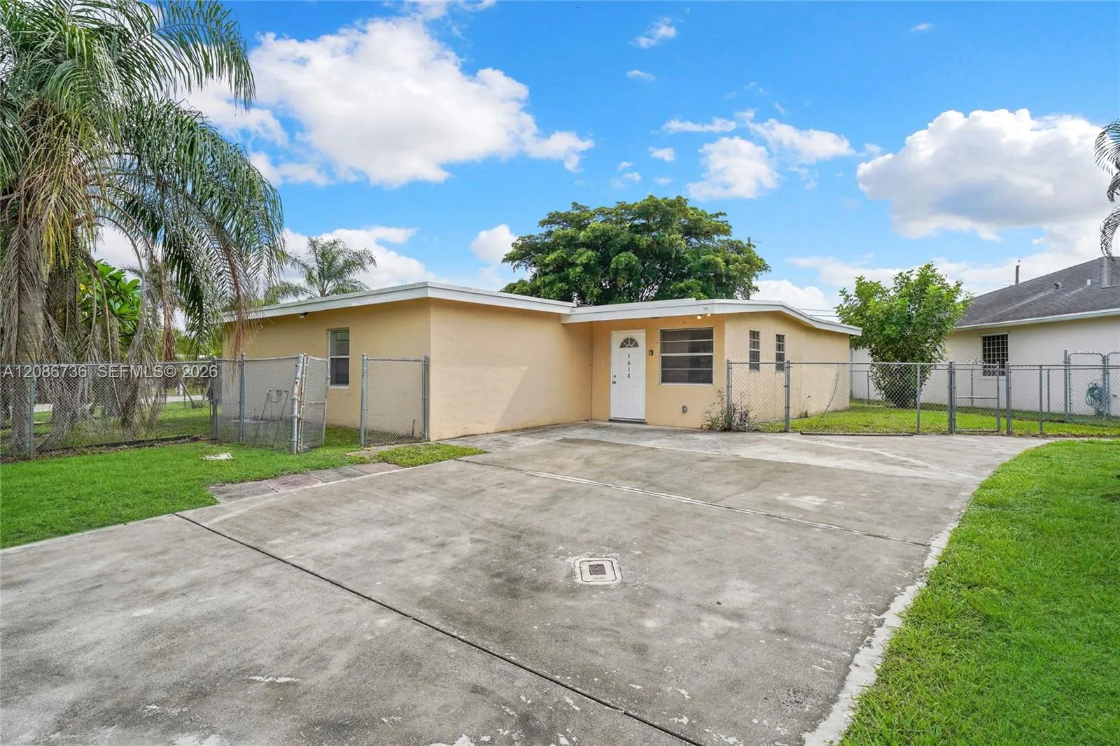 Foto de propiedad en 5618 Cinnamon Drive, West Palm Beach, FL 33415 West Palm Beach con MLS# 