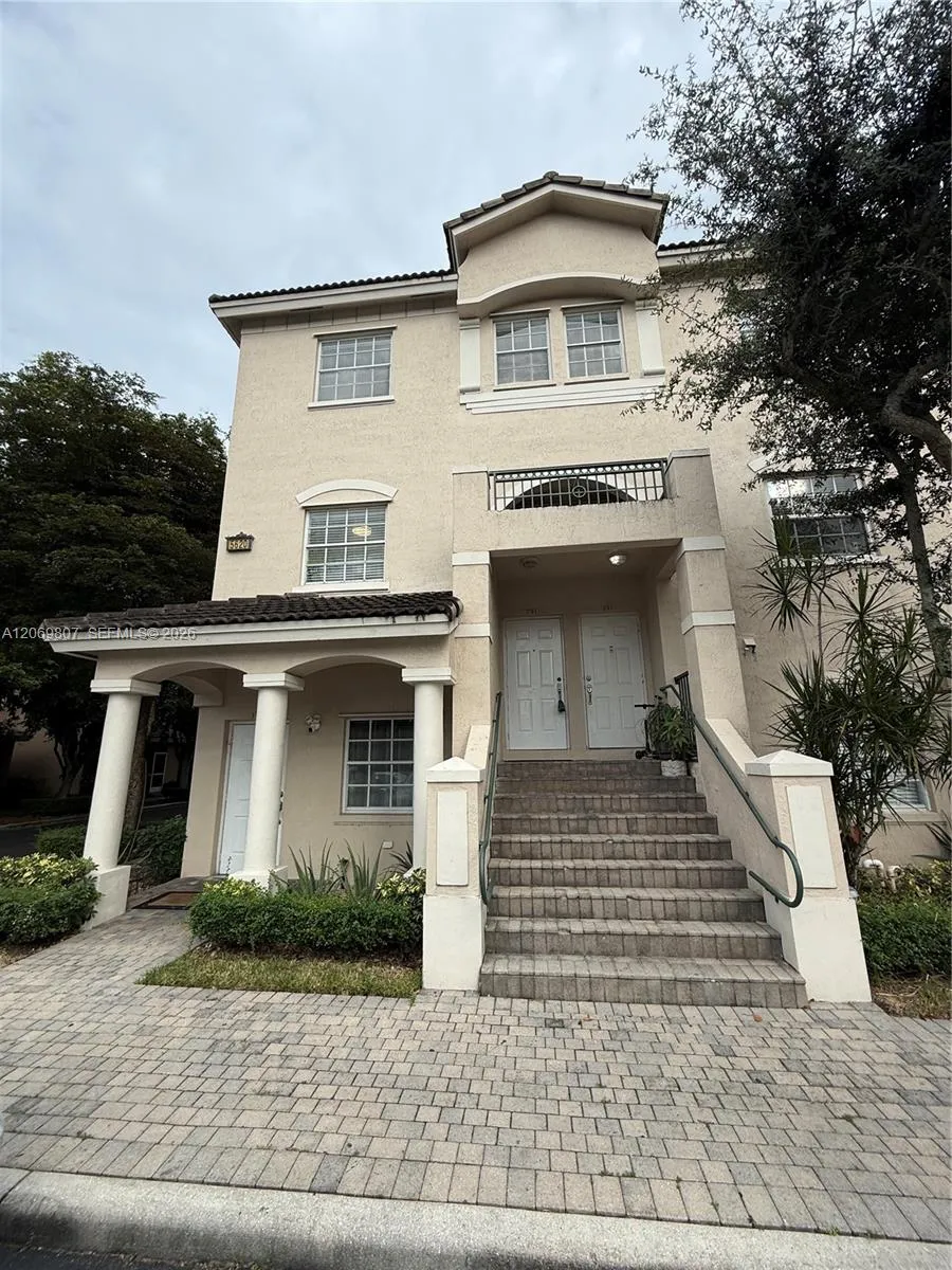 Foto de propiedad en 5620 NW 114th Path 201, Doral, FL 33178 Doral con MLS# 