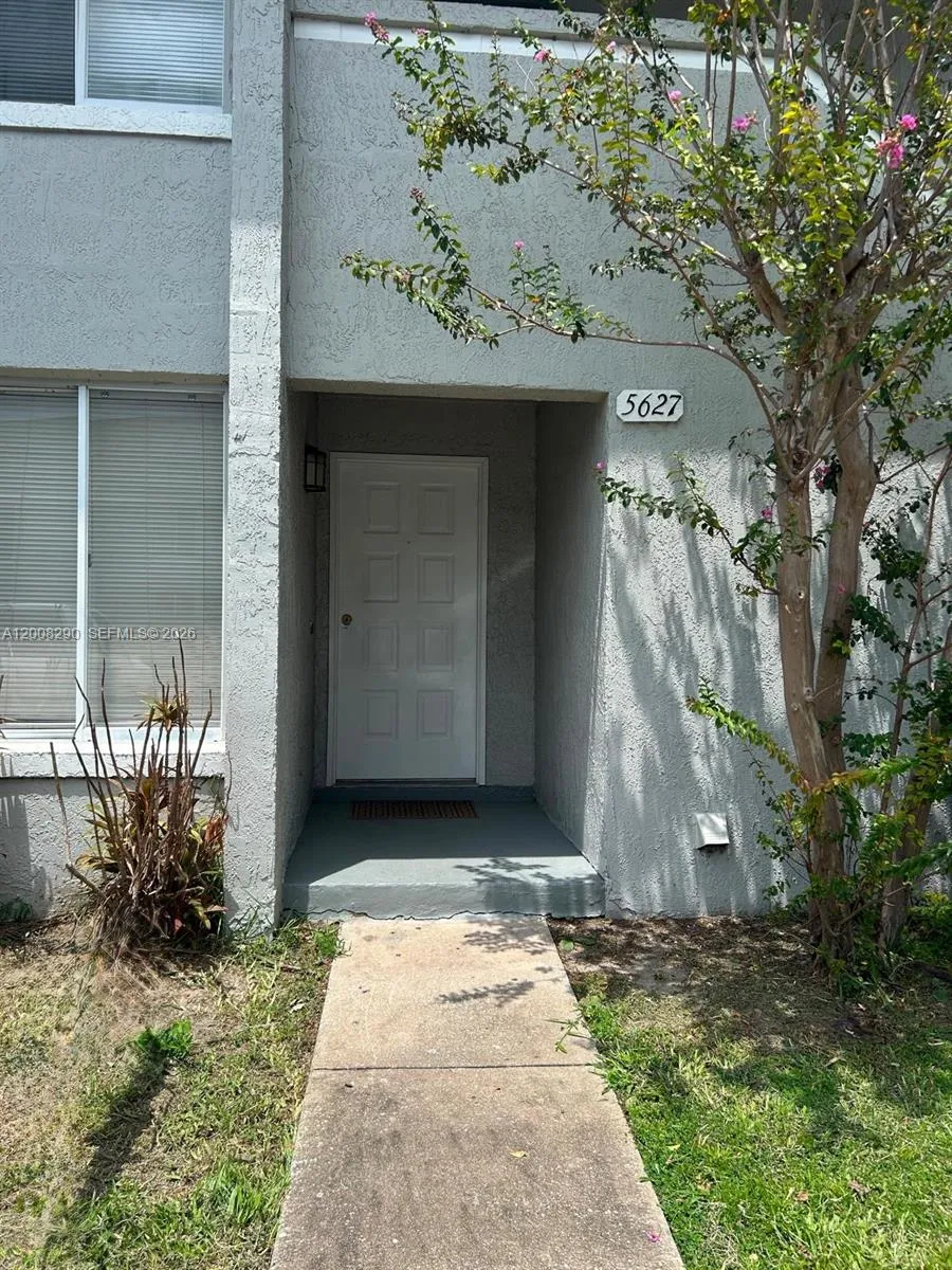Foto de propiedad en 5627 Blue Shadows Court 3, Orlando, FL 32811 Orlando con MLS# 