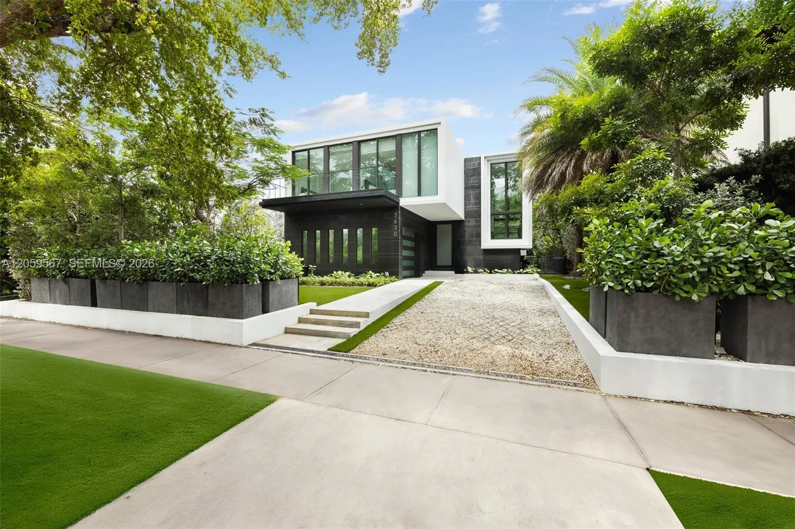 Foto de propiedad en 5630 Pine Tree Drive, Miami Beach, FL 33140 Miami Beach con MLS# 