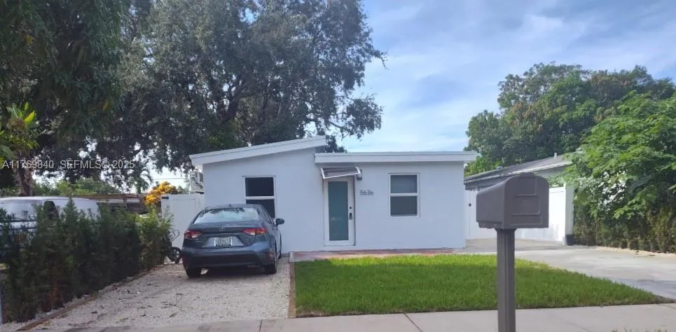 Foto de propiedad en 5636 Arthur Street, Hollywood, FL 33021 Hollywood con MLS# 