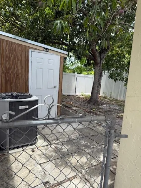 Foto de propiedad en 5641 SW 39th Street, West Park, FL 33023 West Park con MLS# 