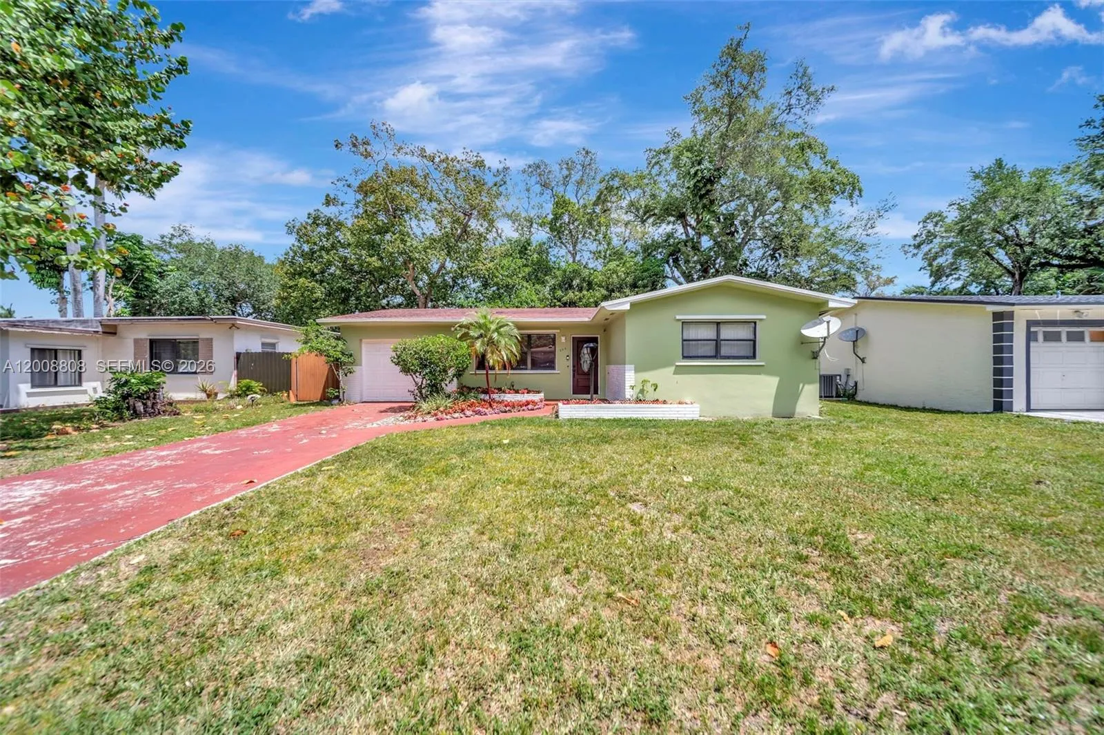 Foto de propiedad en 565 NE 160th Street, Miami, FL 33162 Miami con MLS# 
