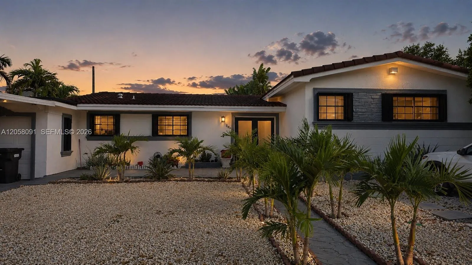 Foto de propiedad en 565 NE 179th Drive, North Miami Beach, FL 33162 North Miami Beach con MLS# 