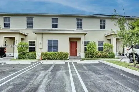 Foto de propiedad en 565 NE 5th Place, Florida City, FL 33034 Florida City con MLS# 