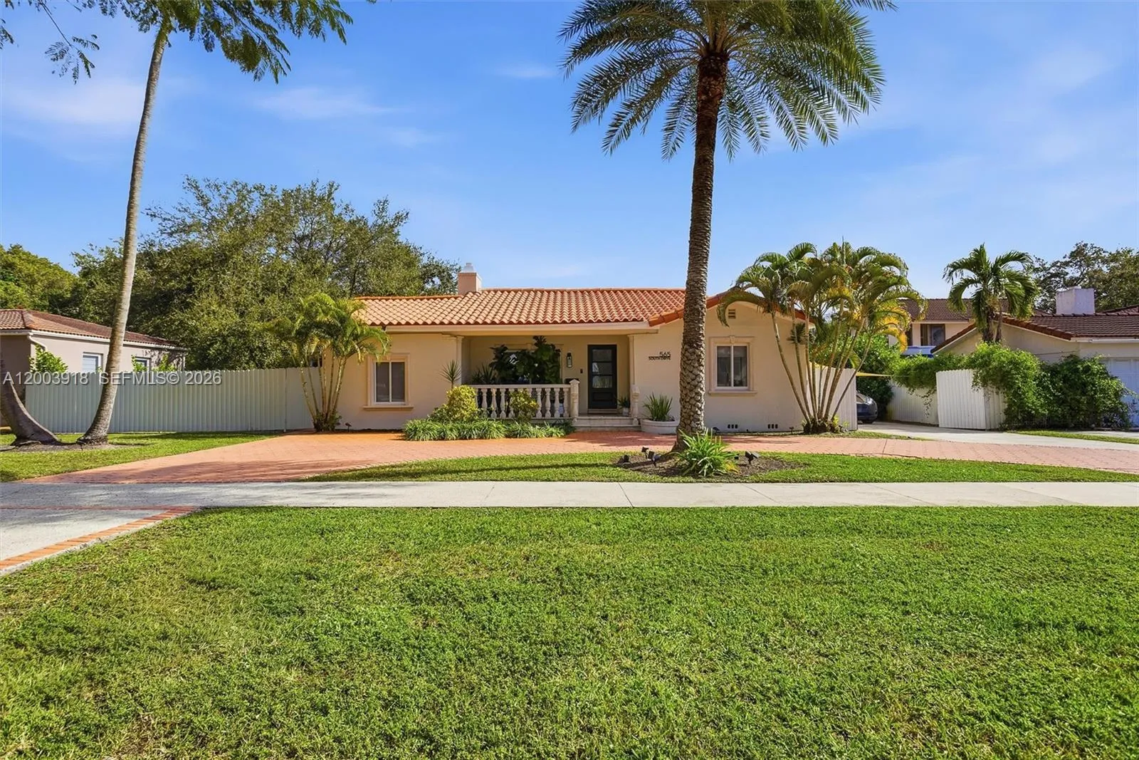 Foto de propiedad en 565 South Drive, Miami Springs, FL 33166 Miami Springs con MLS# 