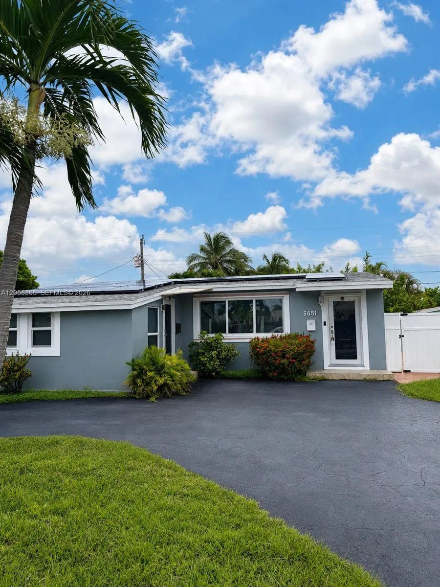 Foto de propiedad en 5651 NE 9th Avenue, Oakland Park, FL 33334 Oakland Park con MLS# 