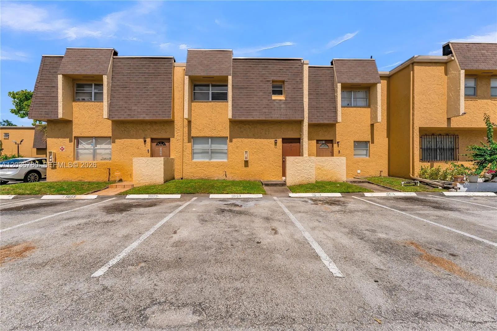 Foto de propiedad en 5653 Blueberry Court # 2, Lauderhill, FL 33313 Lauderhill con MLS# 