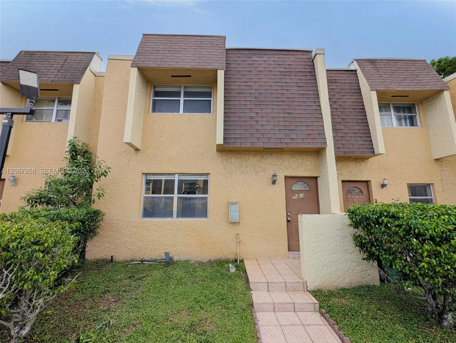Foto de propiedad en 5664 Blueberry Court 15, Lauderhill, FL 33313 Lauderhill con MLS# 