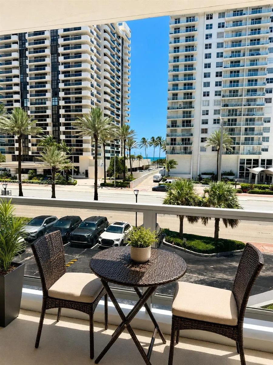 Foto de propiedad en 5700 Collins Avenue 3C, Miami Beach, FL 33140 Miami Beach con MLS# 