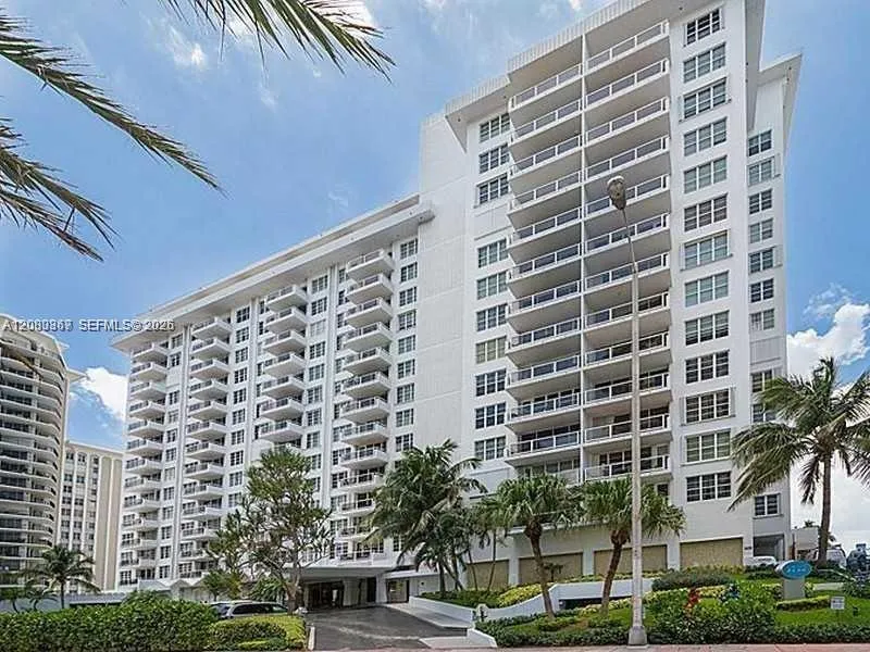Foto de propiedad en 5700 Collins Avenue 8M, Miami Beach, FL 33140 Miami Beach con MLS# 