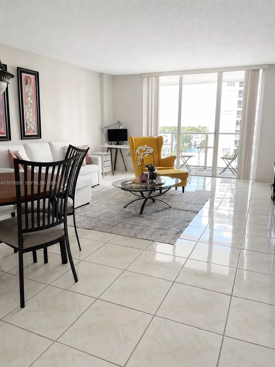 Foto de propiedad en 5701 Collins Avenue 511, Miami Beach, FL 33140 Miami Beach con MLS# 