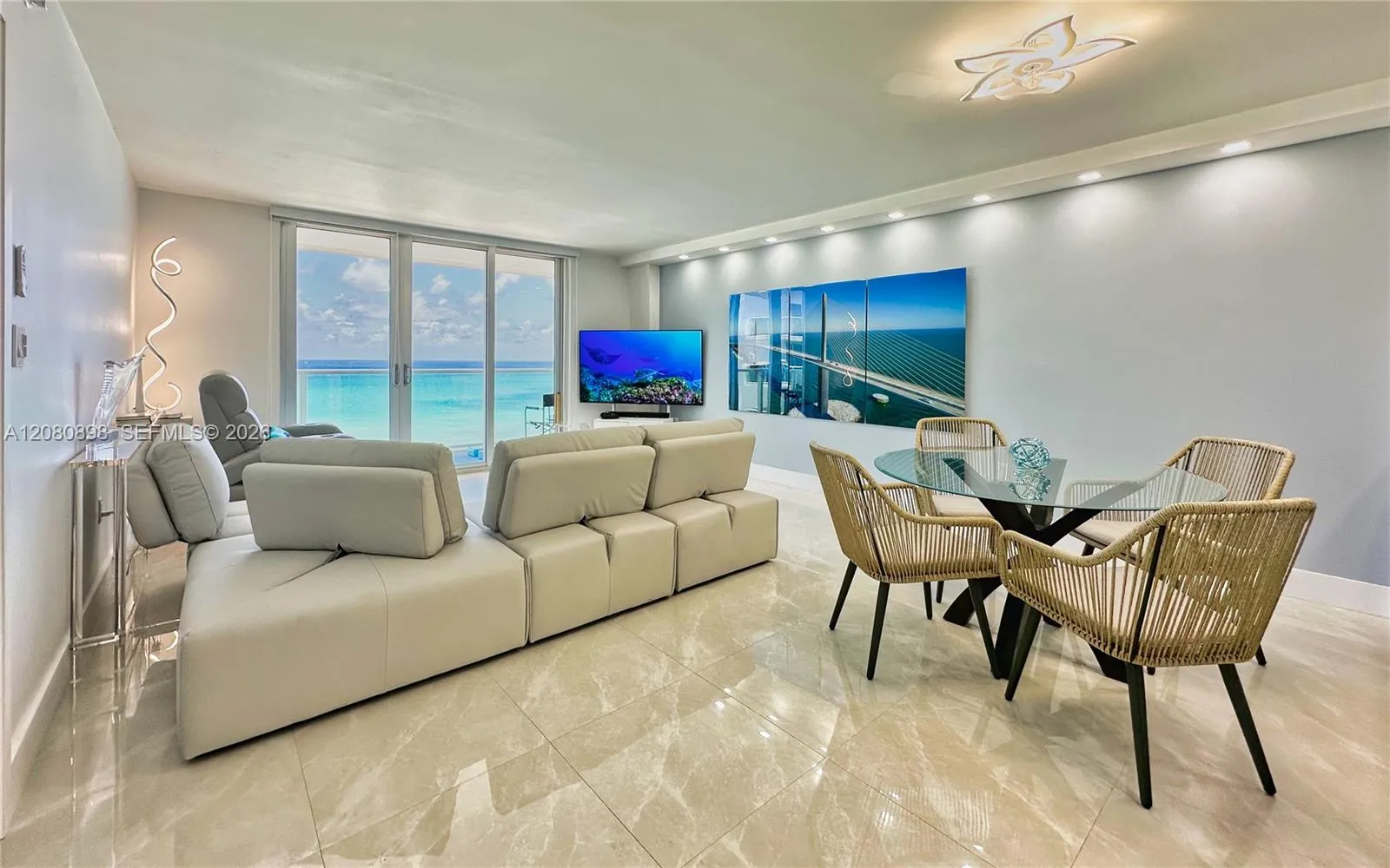Foto de propiedad en 5701 Collins Avenue 908, Miami Beach, FL 33140 Miami Beach con MLS# 