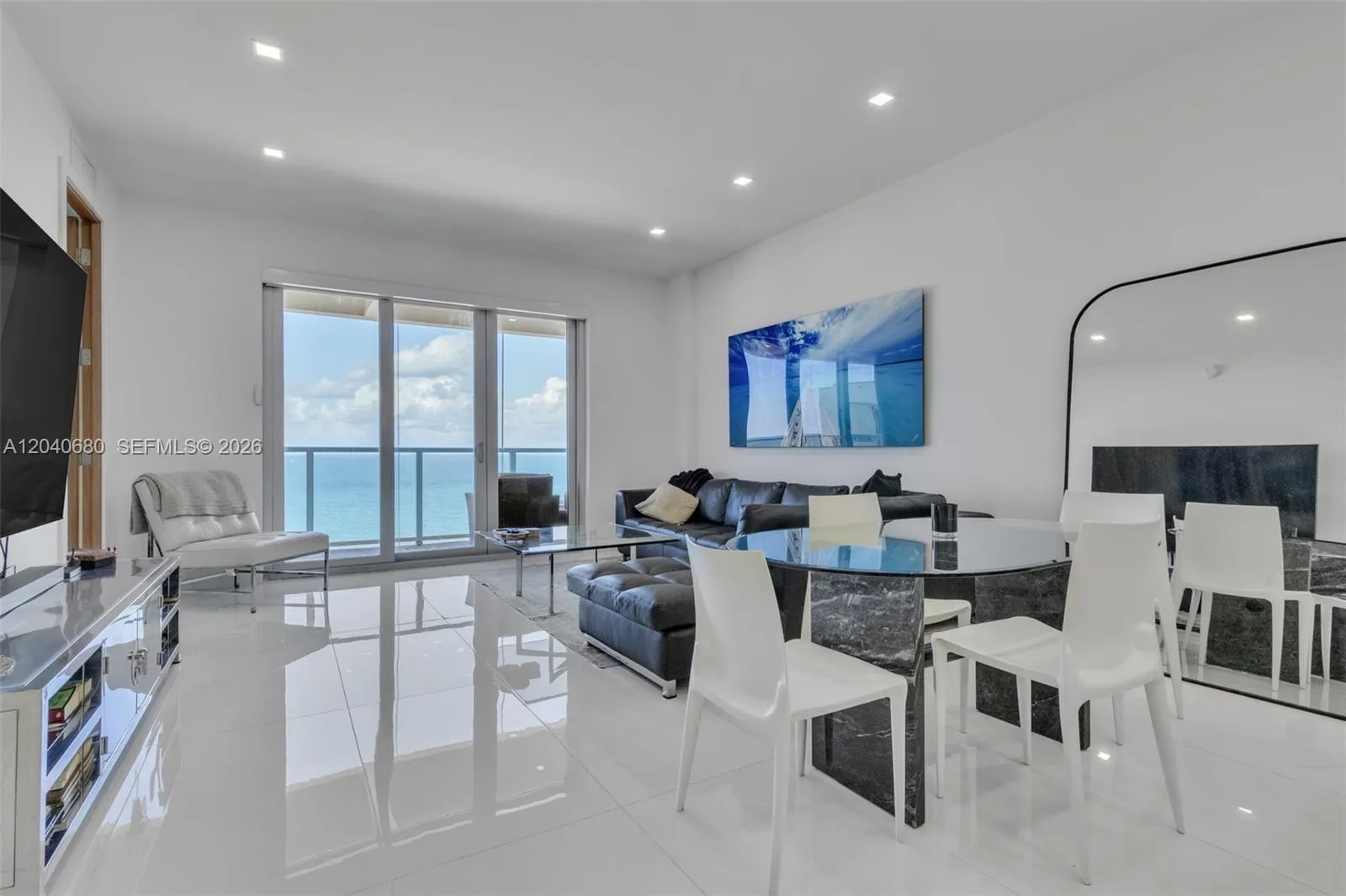 Foto de propiedad en 5701 Collins Avenue PH08, Miami Beach, FL 33140 Miami Beach con MLS# 