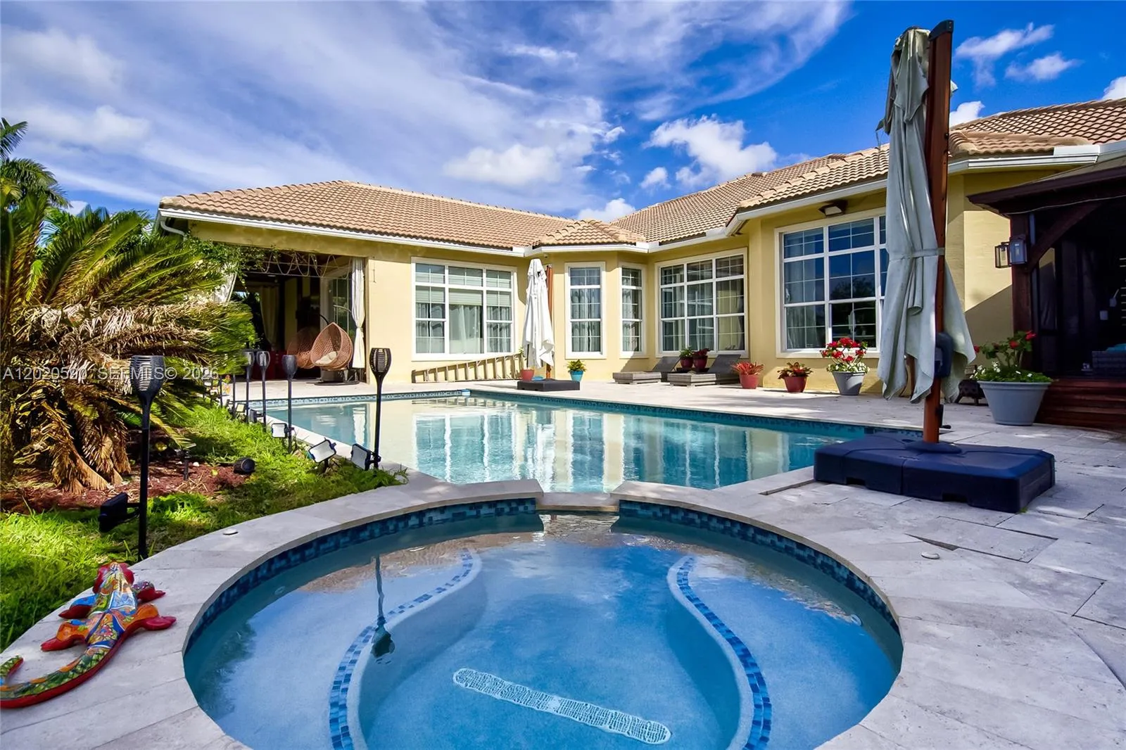 Foto de propiedad en 5703 N Sterling Ranch Drive, Davie, FL 33314 Davie con MLS# 