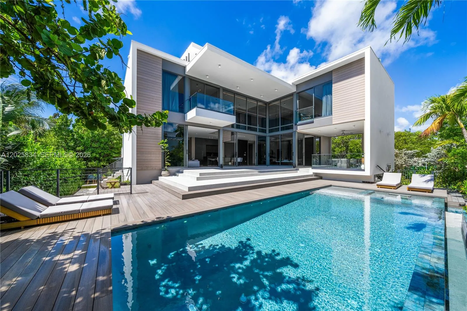 Foto de propiedad en 571 Glenridge Road, Key Biscayne, FL 33149 Key Biscayne con MLS# 