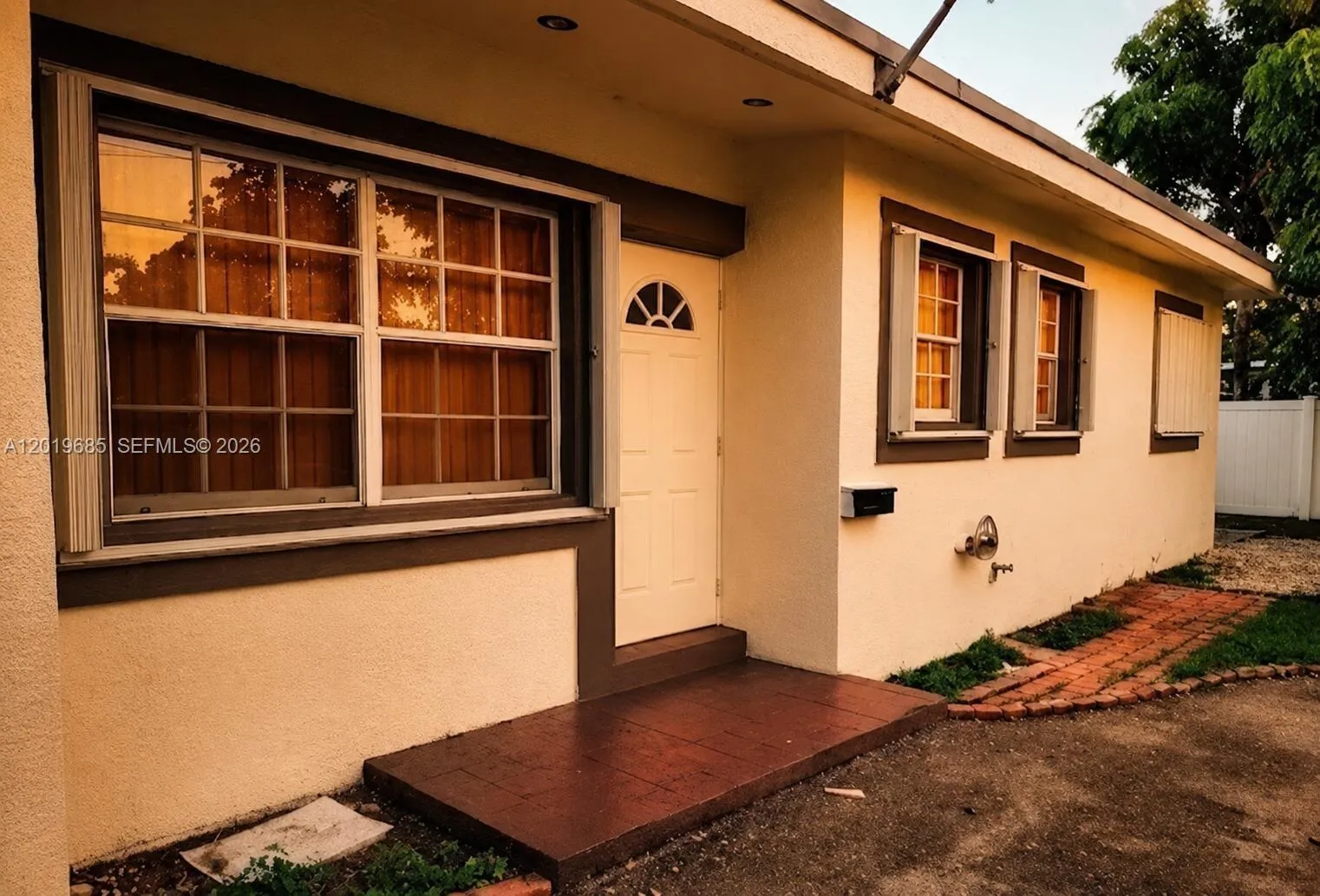 Foto de propiedad en 571 NE 172nd Street, North Miami Beach, FL 33162 North Miami Beach con MLS# 
